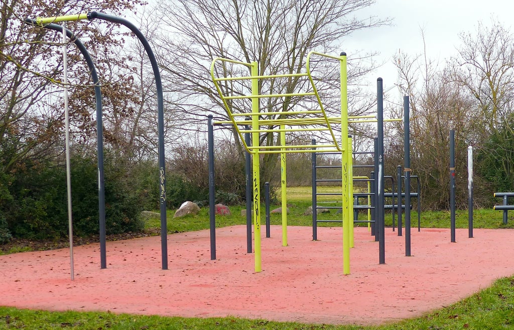 Nur das beschichtete Grundgerüst steht noch: Die Diebe stahlen alle Edelstahlteile der Street-Workout-Anlage außer der Kletterstange.