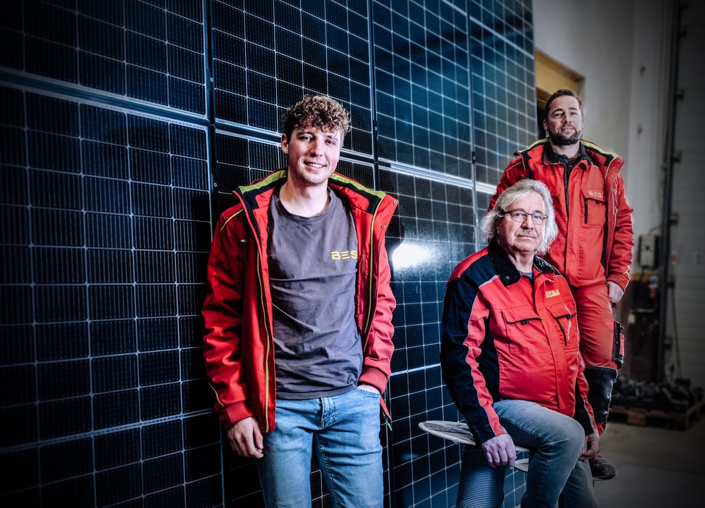 Franz Schröter (vorn) vom Solarspezialisten Besa Energy mit Vater Reinhard und Bruder Nico Schröter (v.l.n.r)