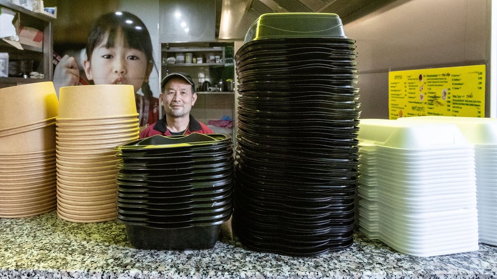 Einwegkunststofflebensmittelverpackungen aus Pappe, Polypropylen und Polystyrol (v.l.) stapeln sich vor Duong Hoankminh auf dem Tresen in seinem Asia-Imbiss „Hanoi“ in Jessen.