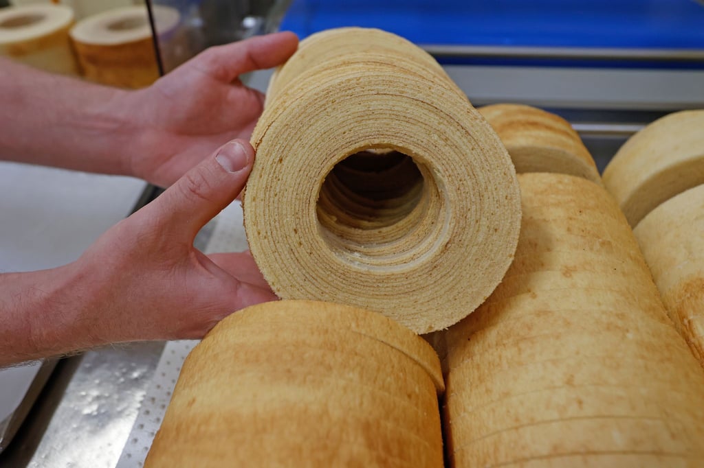 Harzer Baumkuchenscheiben werden für die Weiterverarbeitung vorbereitet.