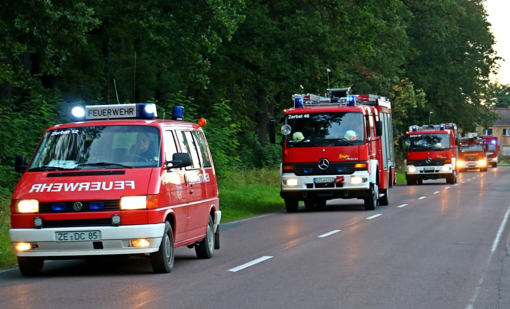 Regelmäßig rücken die Zerbster Feuerwehrfahrzeuge zu Einsätzen aus, zuvor geht's an die Tanksäule.