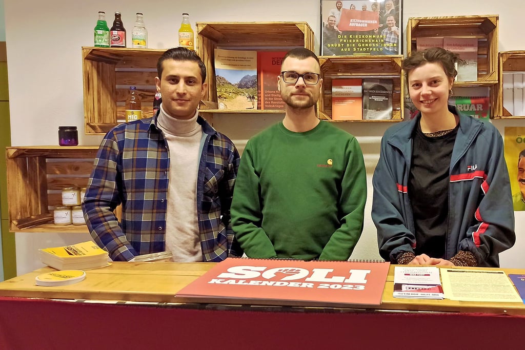 Aram Badr vom Syrisch-Deutschen Kulturverein, Paul Jahnke von der Kiezkommune Stadtfeld und Lea Russell vom Verein Platz*machen. Kleine Fotos: Impressionen von der Spendenaktion.