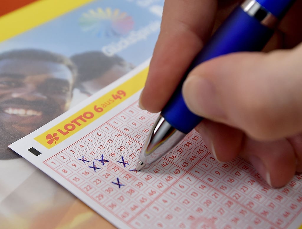 Ein Lottoschein wird im Musterladen der LOTTO GmbH ausgefüllt.
