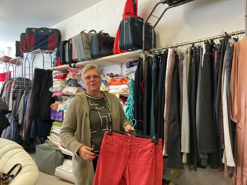 Mit ganzem Herzen bei der Sache: Gabriela Crell verkauft im Neustädter Sozialkaufhaus.