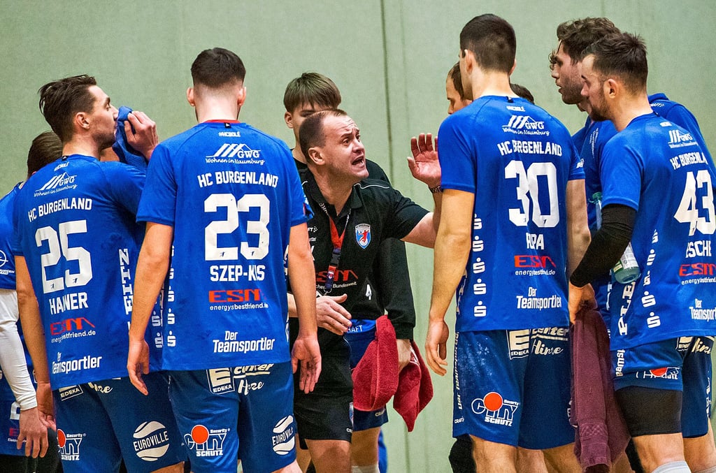 Eindringlich redet HCB-Trainer Svajunas Kairis in einer Auszeit des ersten Spielabschnitts auf seine Schützlinge ein. Erst nach dem Seitenwechsel liefen die Burgenländer gegen Apolda zu gewohnter Form auf.