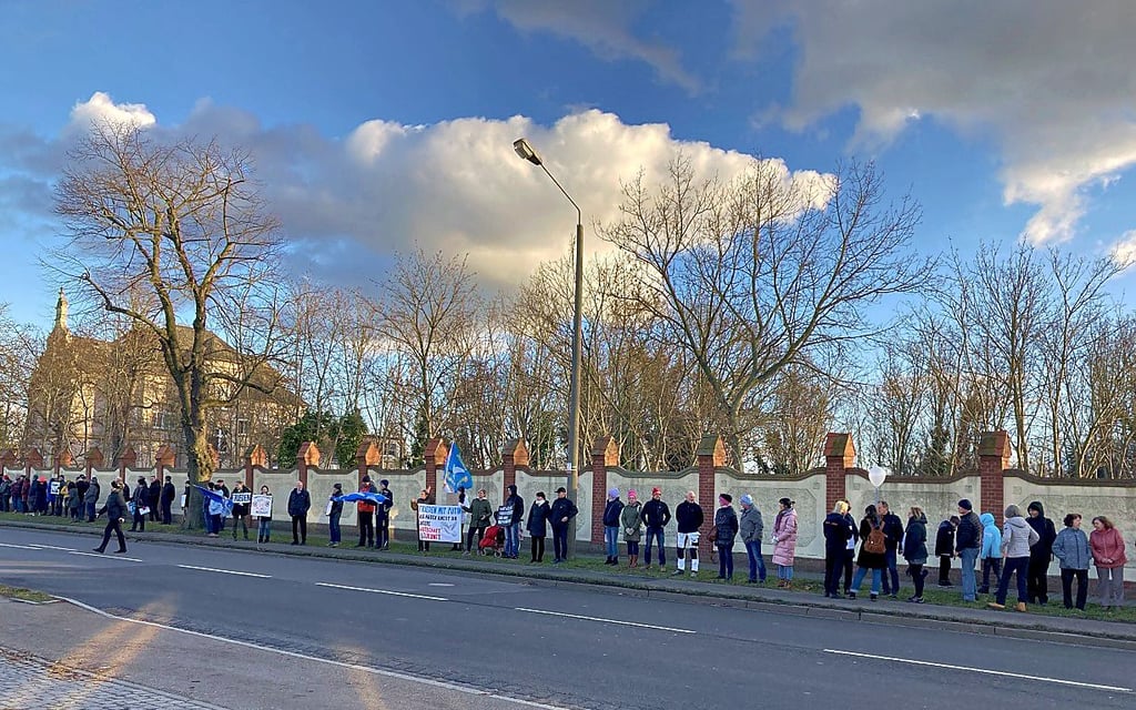 Zum Protest gegen Panzerlieferungen war aufgerufen worden, am Sonnabend gab es eine Menschenkette in der Dessauer Straße in Wittenberg.