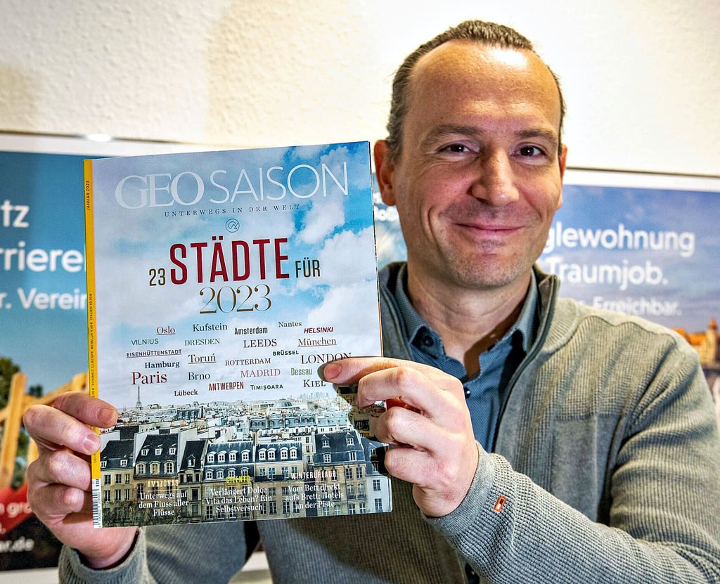 Genannt mit den Großen: Im Geo-Sasison-Magazin wird Dessau als Reiseziel empfohlen. Stadtmarkketing-Chef Hannes Wolf zeigt, wo es steht. Ganz vorne auf der Titelseite.