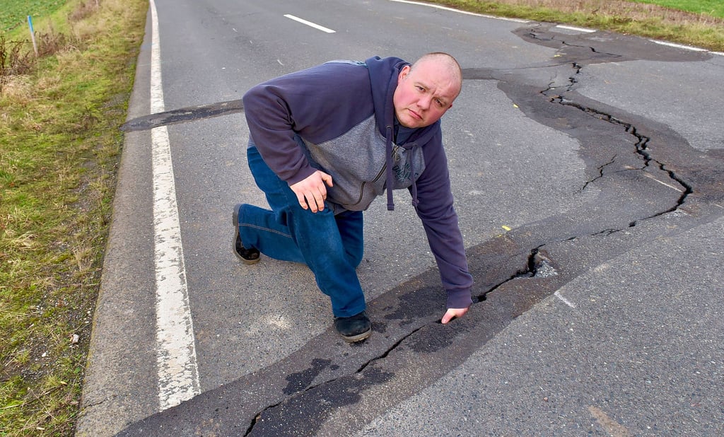Stefan Ballin hofft, dass die Schäden an der gesperrten Kreisstraße von Neckendorf bald behoben werden.