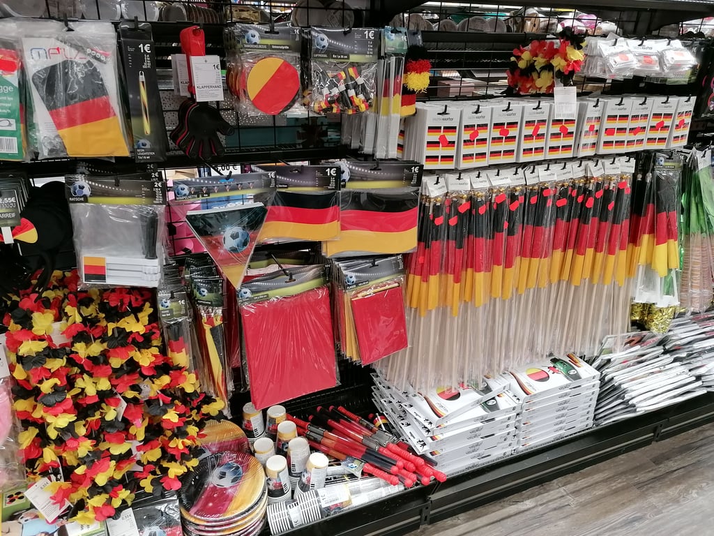 Der Tedi Markt im Altmarktforum Stendal bietet alles, was das Fanherz begehrt. In diesem Jahr entwickeln sich die Fanartikel aber scheinbar zu Ladenhütern.