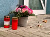 Vor dem Haus, in der diegetötete Ehefrau wohnte, standen nach der Tat Blumen und Kerzen.