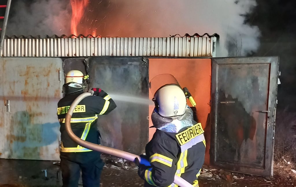 In der Hasenholztrift in Genthin brannte ein Garagenkomplex.