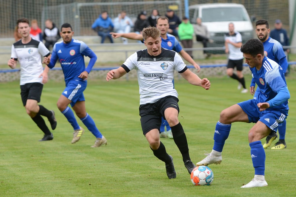 Niclas Buschke (vorn am Ball) verlässt den SV Westerhausen in Richtung U 23 des 1. FC Magdeburg. 