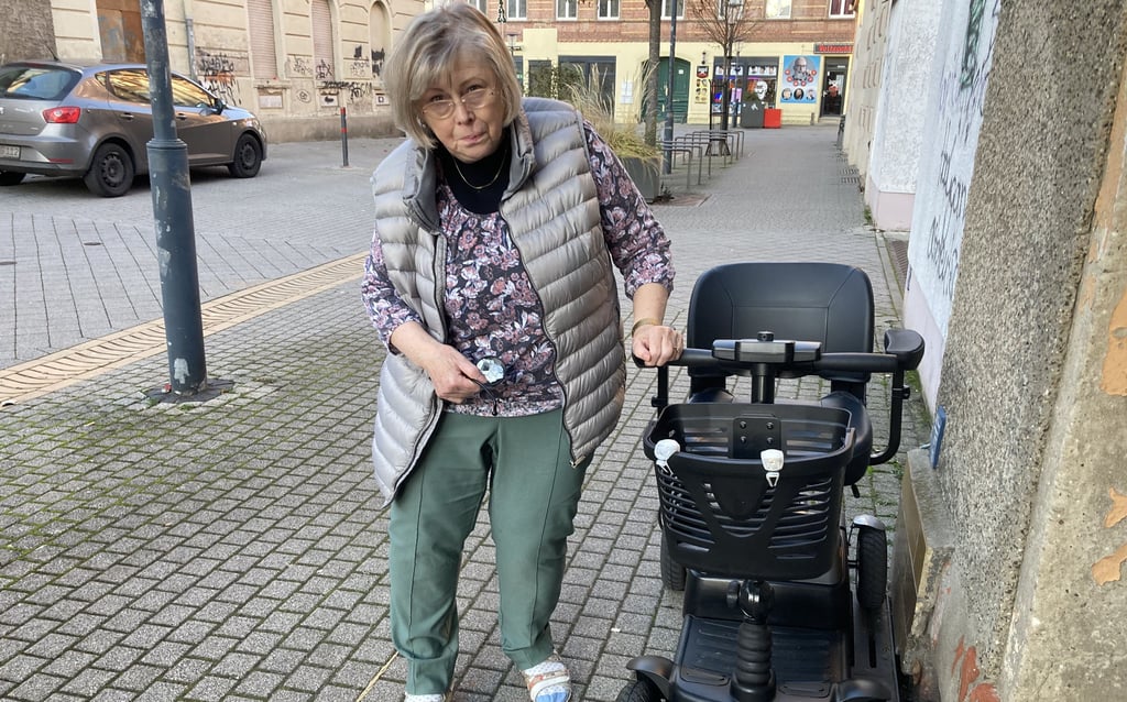 Simona Schober ist aus gesundheitlichen Gründen auf ein elektrisches Gefährt angewiesen, mit dem sie sich durch Burg bewegt. Das kleine Mobil ist mehrfach Ziel von Vandalismus geworden.