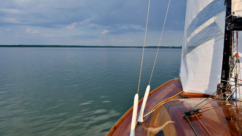 Wer zum Beispiel mit einem Segelboot auf dem Arendsee unterwegs ist, genießt vor allem die Schönheiten der Natur. Aber auch in Sachen Geschichte hat das Gewässer einiges zu bieten.