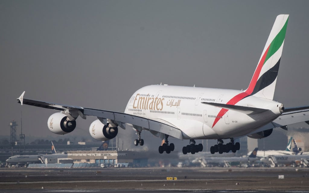 Ein Airbus A-380 von Emirates im Landeanflug auf den Frankfurter Flughafen.