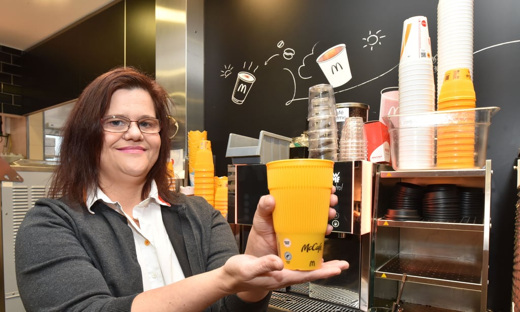 Restaurantmanagerin Adriane Ranner zeigt die neuen Mehrwegbehälter, die seit Januar in der Weißenfelser McDonald’s-Filiale angeboten werden.