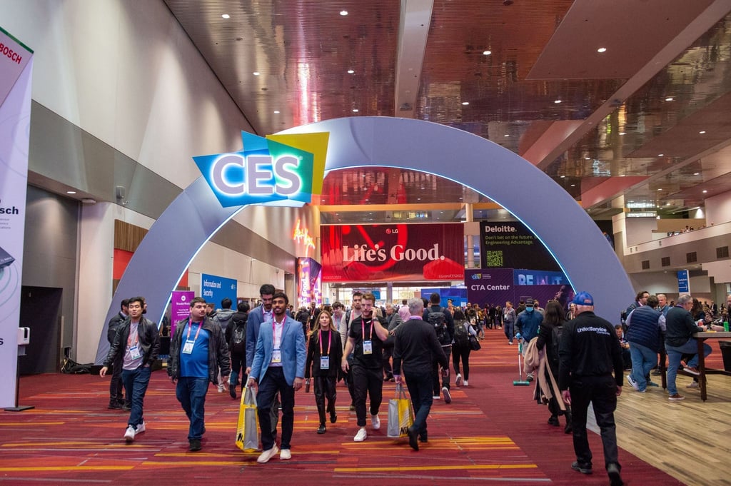 Besucher der Technik-Messe CES sind in Las Vegas auf dem Messegelände unterwegs.