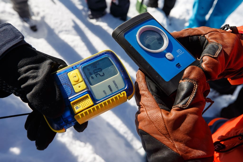 Lawinenverschüttetensuchgeräte (LVS) erhöhen die Chancen, Verschüttete unter großen Schneemassen wiederzufinden. Allerdings können elektronische Gegenstände wie Handys die Suche erschweren.