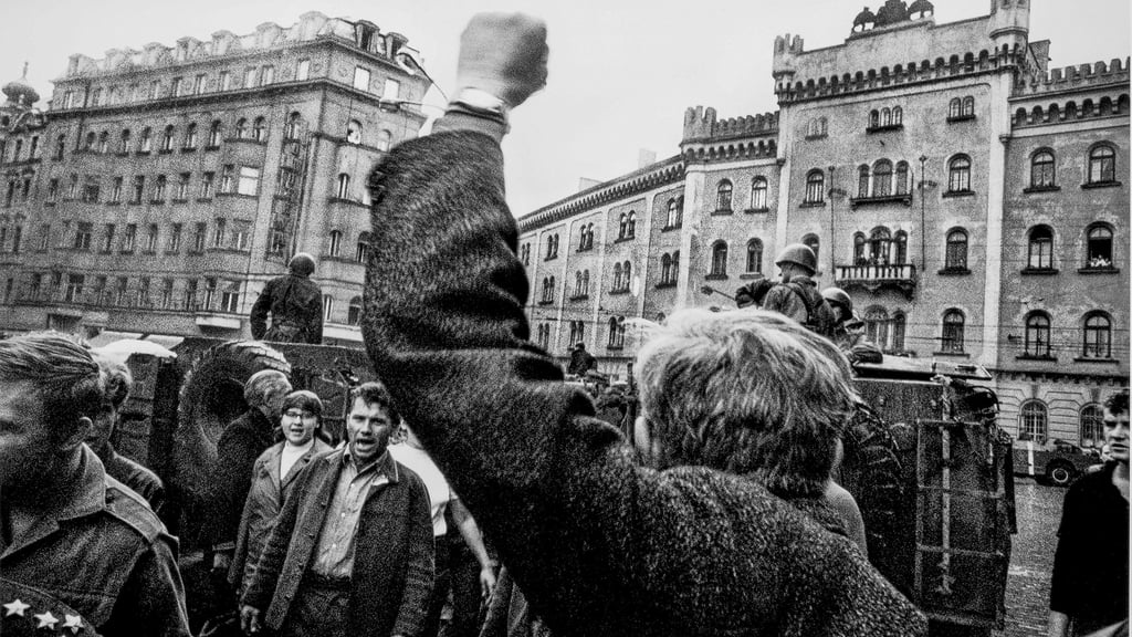 Ende vom Aufbruch: Protest gegen sowjetische Panzer 1968 auf dem Platz der Republik in Prag, fotografiert von Josef Koudelka