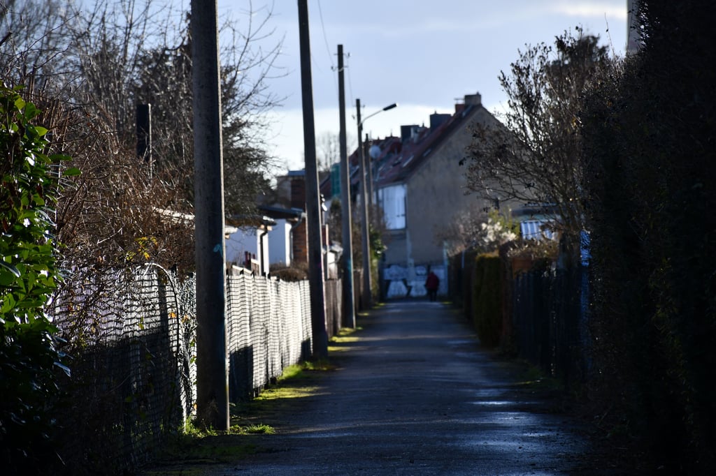 Der Gehweg zwischen Am Schroteanger und Neustädter Bierweg in Magdeburg ist derzeit unbeleuchtet.