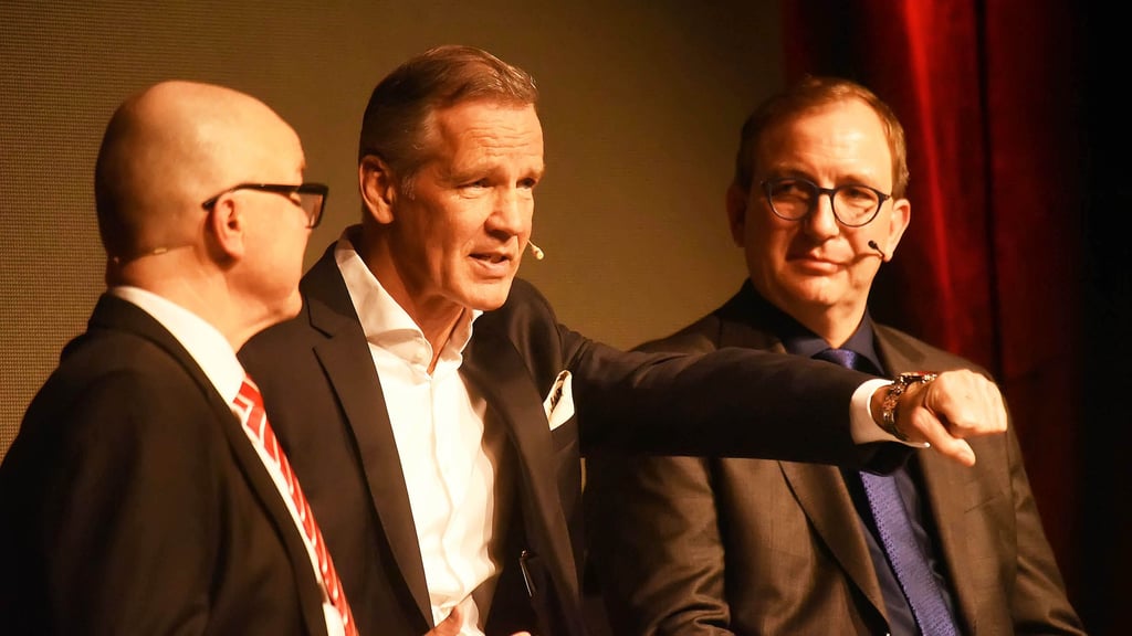Durchboxen, das ist die Devise von Box-Legende Henry Maske (mitte) – hier beim Neujahrsempfang mit Markus Bauer (r.) und Helmut Ibsch.