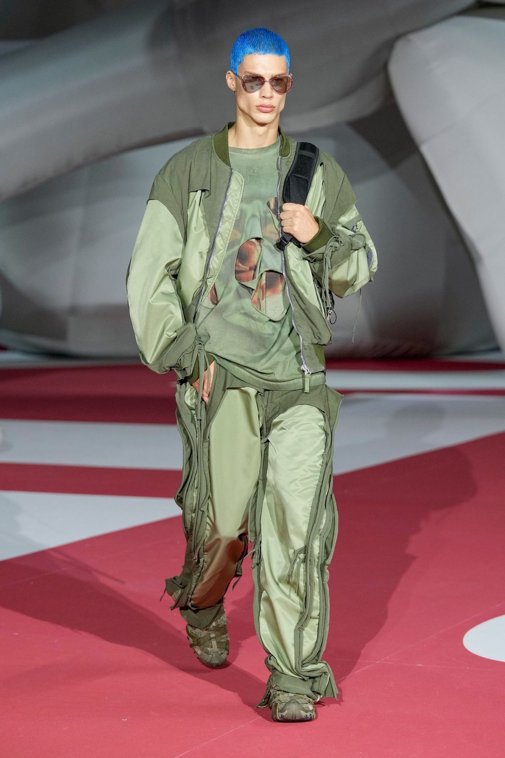 Ein Model trägt eine Kreation aus der Frühjahr-Sommer-Kollektion 2023 von Diesel während der Modewoche in Mailand.