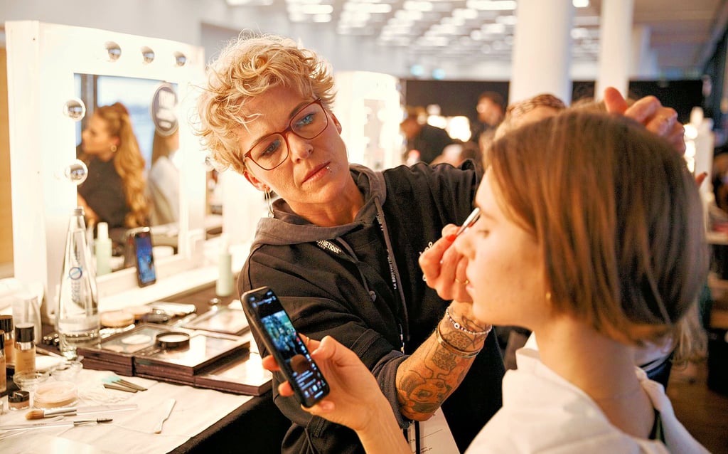 Die 42-jährige Magdeburgerin Jana Buck schminkte vergangene Woche auf der Berlin Fashion Week die Models von Marc Cain. In ihrem Alltag ist sie Friseurin und Visagistin in einem Magdeburger Friseursalon.