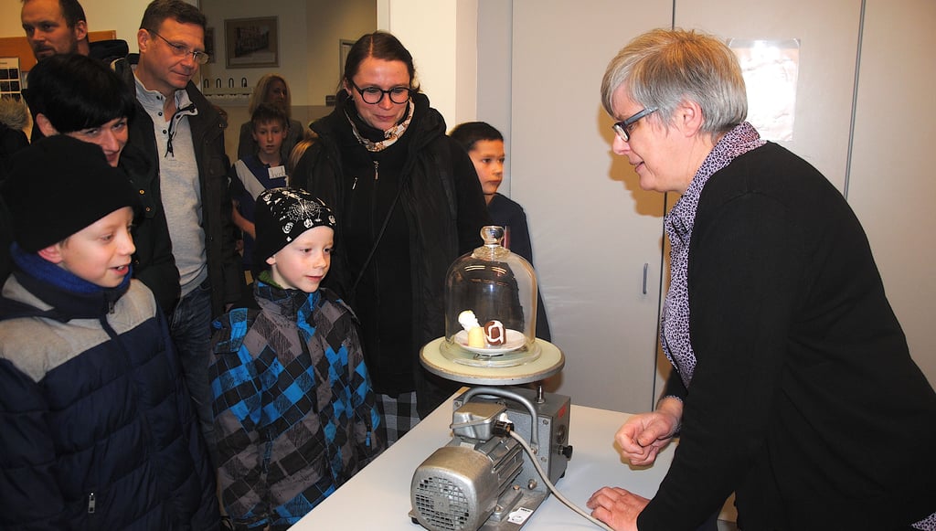 In den naturwissenschaftlichen Fachräumen gab es spannende Experimente zu entdecken. Sabine Bock (rechts) zeigte den Besuchern im Physik-Kabinett, was mit Schokoküssen passiert, wenn ihnen Luft aus dem Glas entzogen wird.