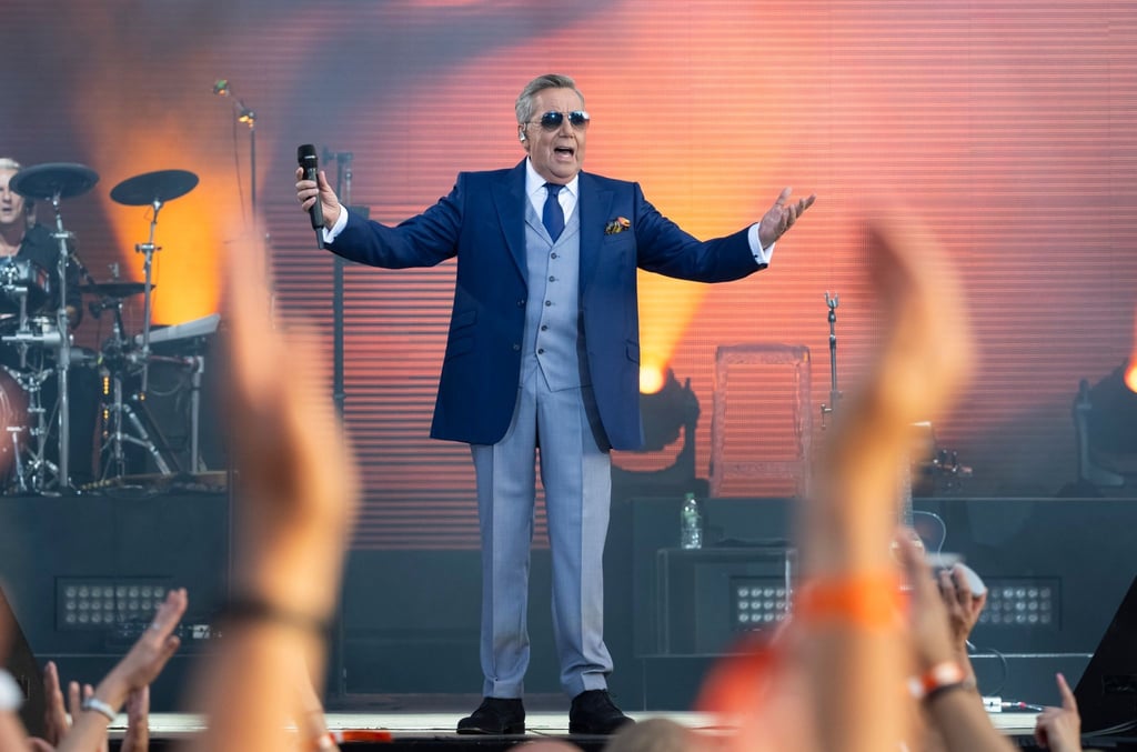 Roland Kaiser spielt auf der Bühne.