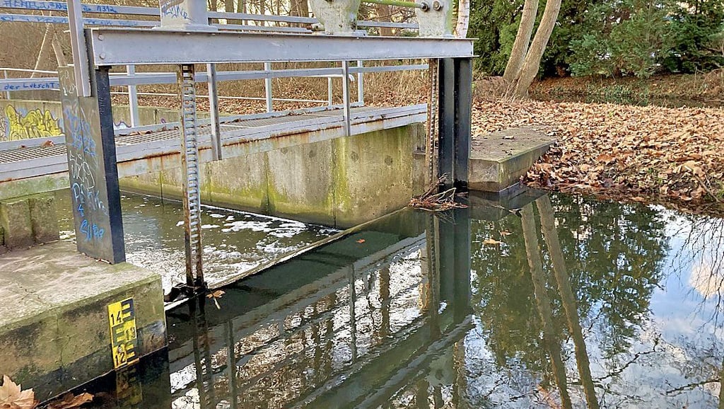 Blick auf das Killmeywehr in Burg (Jerichower Land), das vom Landesamt für Hochwasserschutz (LHW) betrieben wird.
