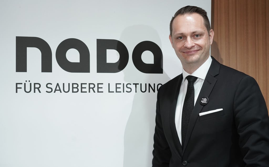 Nada-Vorstandmitglied Lars Mortsiefer im Jahr 2018 vor dem Nada-Logo.