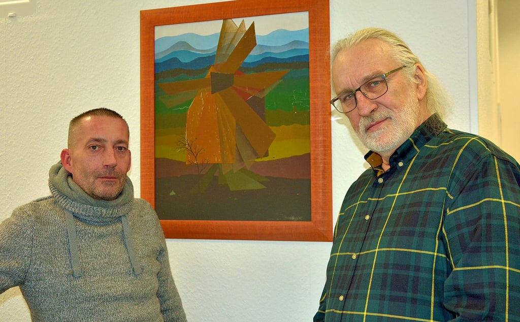 Harald Wunneburg (r.) stellt zunächst acht seiner Bilder in der Ergotherapiepraxis von Jens Grüttner in Schönebeck aus. Zu sehen ist das abstrakte Ölgemälde sowie mehrere Federzeichnungen und Holzschnitte.