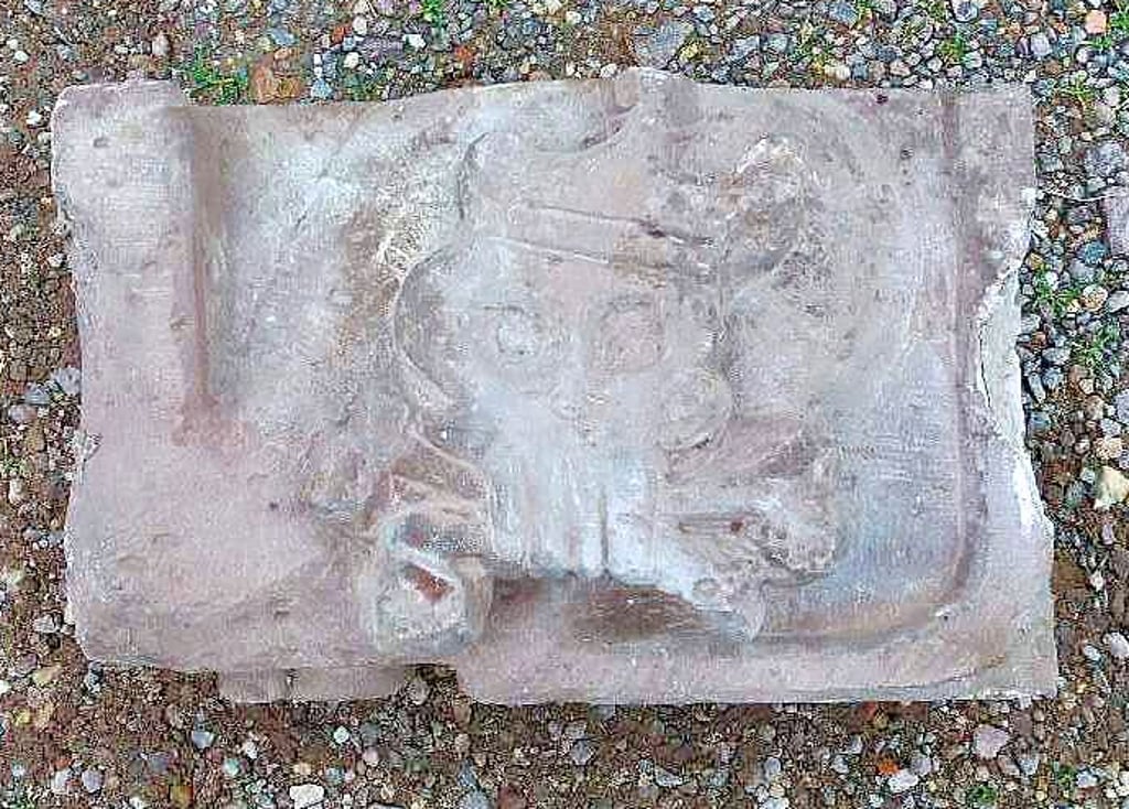 Auf dieser Seite des gefunden Steins ist deutlich ein Totenkopf mit Knochen und einer Krone auf dem Kopf zu erkennen.