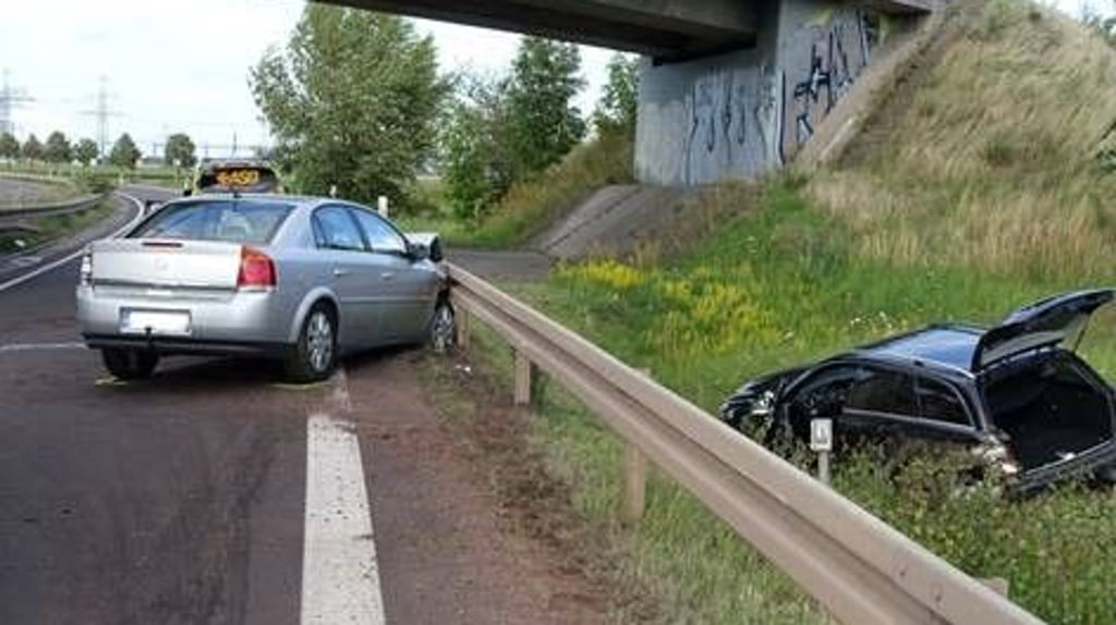 Zwei Schwerverletzte gab es nach einem schweren Unfall auf der Bundesstraße B189 bei Wolmirstedt. Foto: