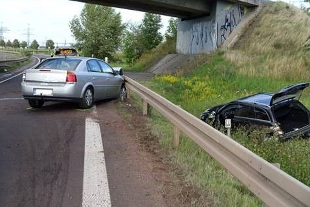 Zwei Schwerverletzte gab es nach einem schweren Unfall auf der Bundesstraße B189 bei Wolmirstedt. Foto: