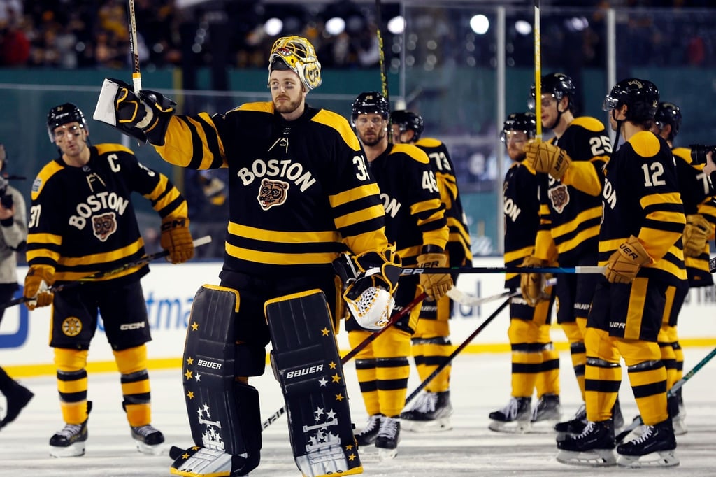 Linus Ullmark (35) von den Boston Bruins und seine Teamkollegen feiern nach dem Sieg gegen die Pittsburgh Penguins.