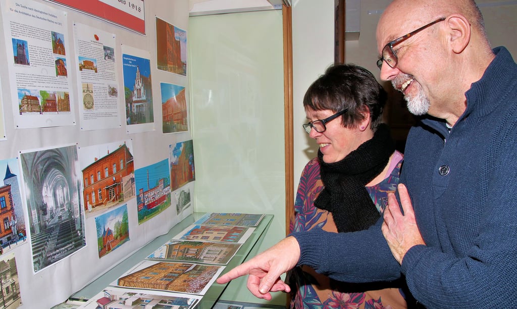 Simone und Daniel Rausch schauen sich die vielen Fotos zu den Bauten an, die im Kaierreich in der Saalestadt entstanden sind. Sie sind erst vor gut einem Jahr nach Calbe gezogen und freuen sich über die Informationen in der neuen Ausstellung.