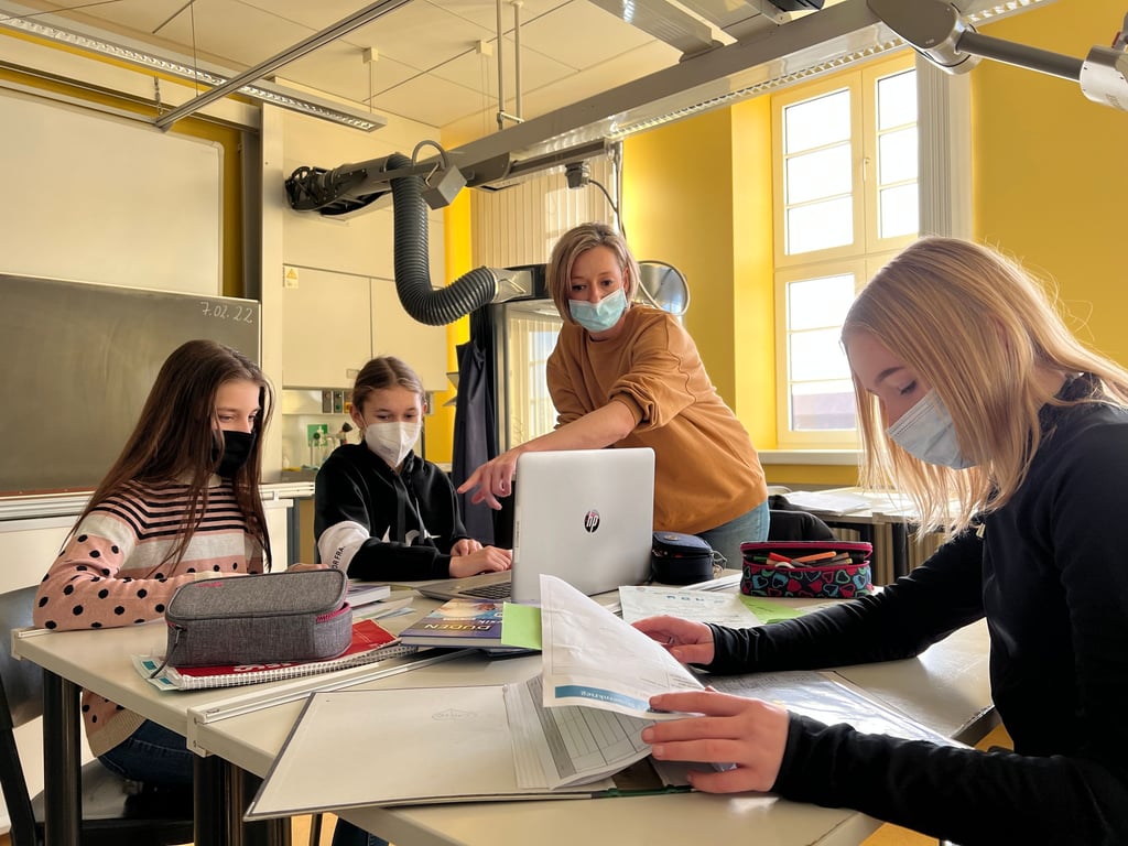 Sie haben sich zwar dran gewöhnt, aber Masketragen ist für die Schülerinnen Phenice Degen, Janine Willner und Daria Zacharias aus der Klasse 7a der Comenius-Sekundarschule Stendal, hier mit Biollehrerin Marlit Ihloff, noch immer das Unangenehmste an Corona.