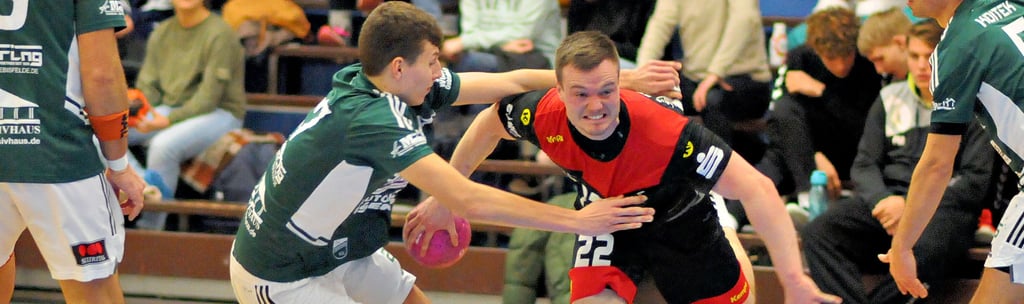 Julian Bauer (rechts) von der SG Lok Schönebeck bekam von seinem Coach ein Lob. Bei jedem Angriff übernahm Bauer Verantwortung, passte klug zu seinen Mitspielern oder veredelte selbst. Zwei Tore gelangen ihm.