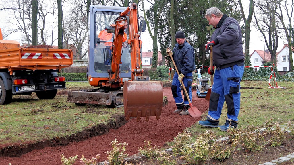 Mitarbeiter des Wirtschaftshofes der Gemeinde Barleben bauen dieser Tage eine neue Urnengrabanlage auf dem Barleber Friedhof.