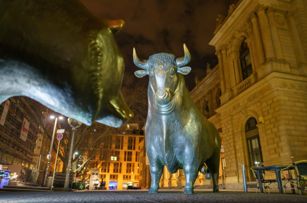 Die Skulpturen von Bulle und Bär sind die Wahrzeichen vor der Frankfurter Börse.