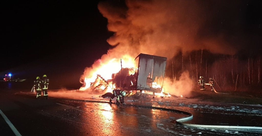 Ein brennender Sattelzug steht in der Nacht zum Dienstag auf der Autobahn 7 bei Göttingen.