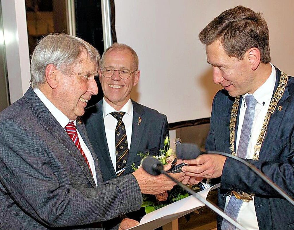 Henning Rühe, einst Landrat Halberstadts, langjähriger Vorsitzender des DRK-Kreisverbades Halberstadt/Quedlinburg und viele Jahre Präsident des Kreissportbundes Harz, wird während des Hilariusmahles mit der Ehrennadel der Stadt Halbertadt, dem „Silbernen Roland“ ausgezeichnet. Die Nadel überreichen Oberbürgermeister Daniel Szarata (CDU, rechts) und Stadtratspräsident Dr. Volker Bürger (CDU, mitte).