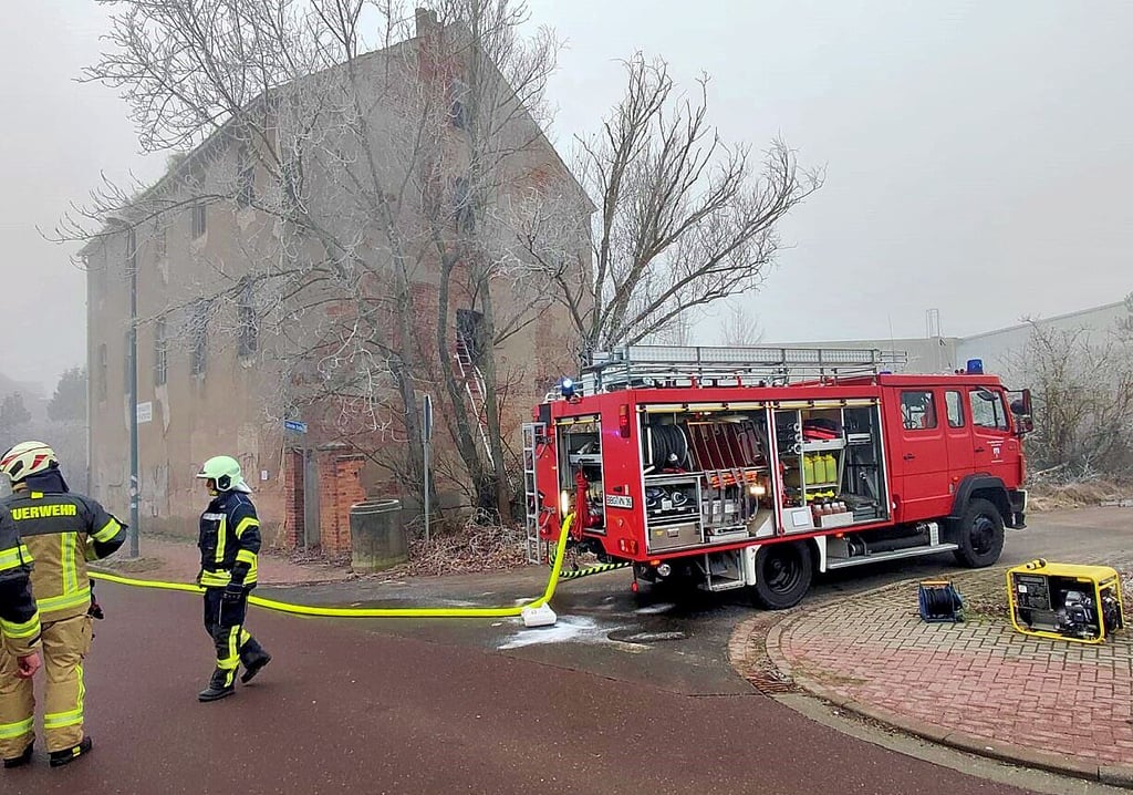 Die Nienburger Feuerwehr und sämtliche Ortswehren der Einheitsgemeinde waren ausgerückt. Ein leerstehendes Gebäude brannte.