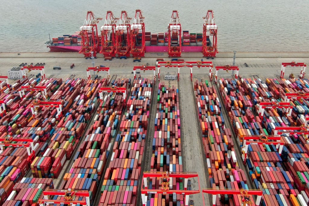 Übersicht des Yangshan-Containerhafens. Chinas Außenhandel zeigte auch im Juli keine Anzeichen einer Erholung.