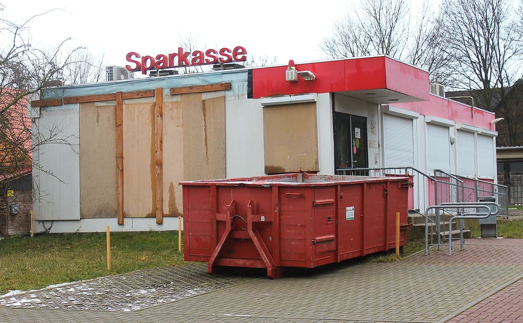 Hoffnungen auf einen Neustart des Kreditinstituts nährte dieser Container vor ehemaligen Sparkasse in Wasserleben. Doch die Bank hat das gesamte Areal bereits verkauft.
