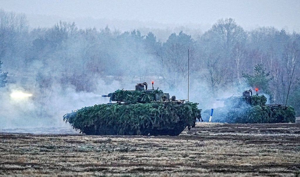 Zwei Puma-Schützenpanzer demonstrieren auf der Panzerschießbahn 1 des Truppenübungsplatzes Altengrabow einen Angriff.