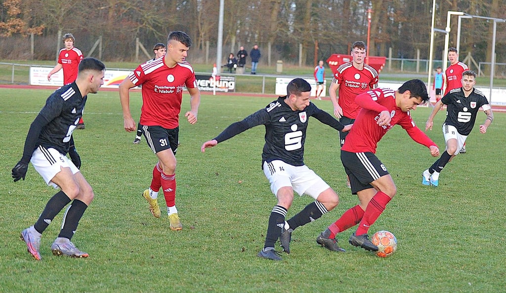 Gardelegens Hannes Schreiber (links) schirmt in dieser Szene vor Tangermündes Friedrich Lenz den Ball ab.  Steven Beck (Nummer 32) beobachtet die Szene. In der Vorwoche siegte Gardelegen in Tangermünde 3:1. 