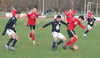 Gardelegens Hannes Schreiber (links) schirmt in dieser Szene vor Tangermündes Friedrich Lenz den Ball ab.  Steven Beck (Nummer 32) beobachtet die Szene. In der Vorwoche siegte Gardelegen in Tangermünde 3:1. 