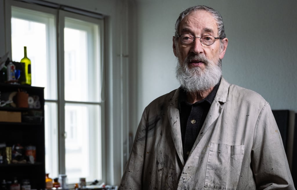 Jochen P. Heite widmet sich seit einigen Jahren dem Blackpainting. Er ist aber auch Lehrer. Mit seiner Meisterklasse gestaltet er nun eine Ausstellung im Landesfunkhaus.